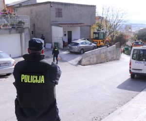 01.12.2022., Split - Policija ispred kuce bjegunca Ivana Bozica koji je pregazio policajca. Photo: Ivo Cagalj/PIXSELL
