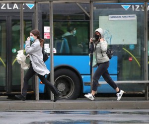 03.05.2021., Zagreb - Crnomerec. Gradska svakodnevica u sredistu grada u doba pandemije korona virusa. Prohladno i kisno jutro. Pocetak tjedna poceo je uzurbano na okretistu tramvaja Crnomerac. Photo: Sanjin Strukic/PIXSELL