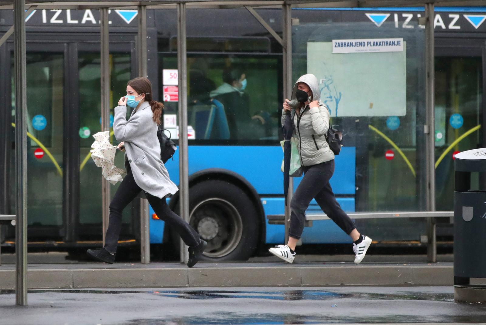03.05.2021., Zagreb - Crnomerec. Gradska svakodnevica u sredistu grada u doba pandemije korona virusa. Prohladno i kisno jutro. Pocetak tjedna poceo je uzurbano na okretistu tramvaja Crnomerac. Photo: Sanjin Strukic/PIXSELL