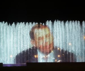 r 04.10.2016., Zagreb - 3d projekcija uoci 80. rodjendana Vaclava Havela, Ceskog politicara i pisca na fontanama ispred Nacionalne sveucilisne knjiznice u ulici Hrvatske Bratske Zajednice. rPhoto: Luka Stanzl/PIXSELL