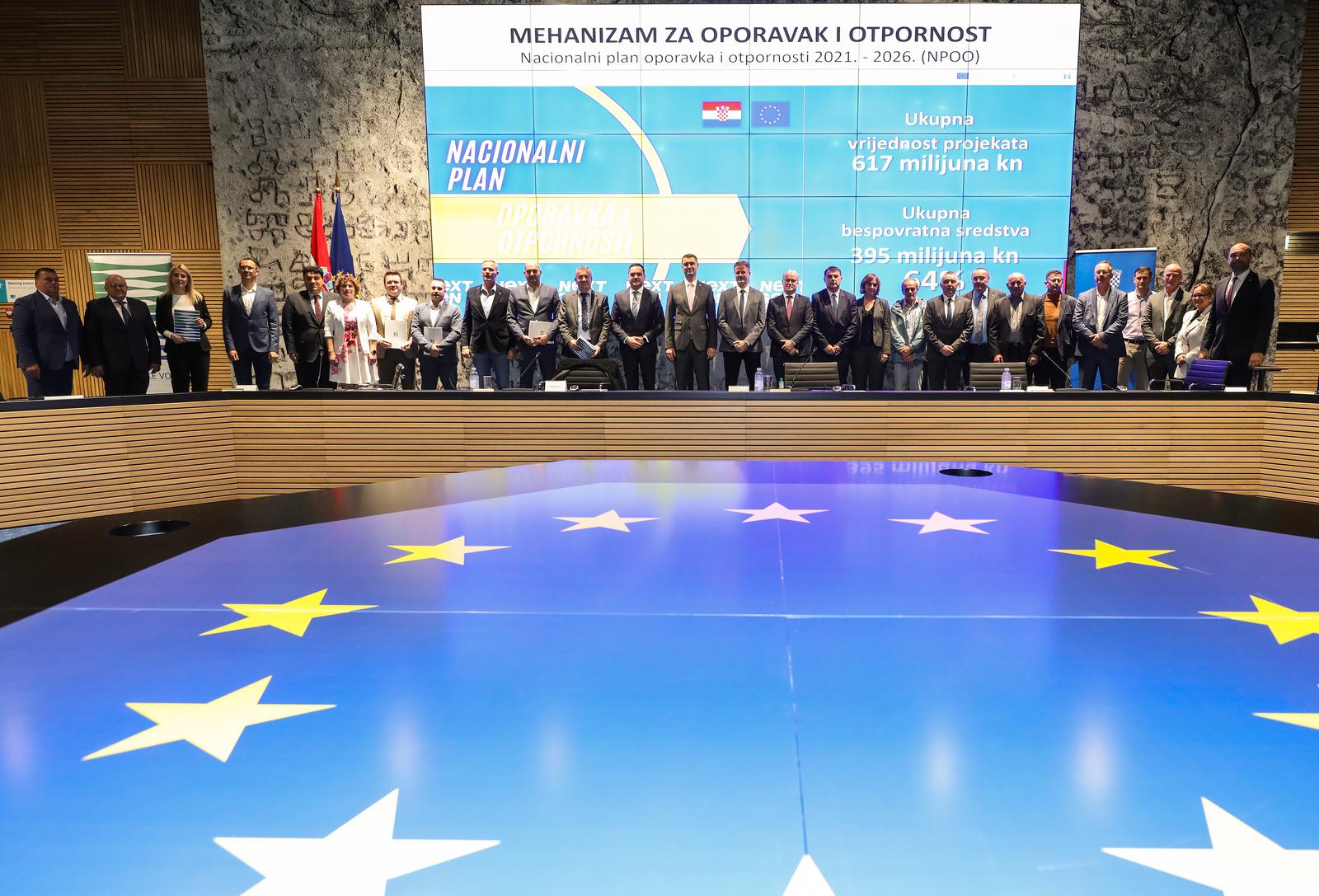 04.11.2022., Zagreb - U Nacionalnoj i sveucilisnoj knjiznici dodijeljeni su ugovori za financiranje provedbe investicijskih projekata sustava javne vodoopskrbe i javne odvodnje, u okviru Nacionalnog plana oporavka i otpornosti.  Photo: Jurica Galoic/PIXSELL