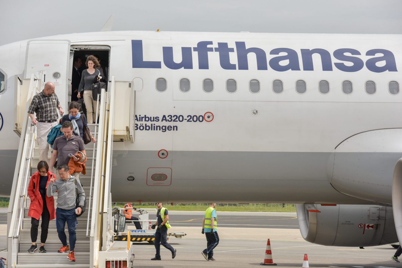 05.05.2018., Zadar - U zracnu luku Zadar jutros je svecano sletio prvi zrakoplov Lufthanse iz Frankfurta. Airbus A-319 docekan je atraktivnim „krstenjem“ vodenim topovima vatrogasne postrojbe Zracne luke Zadar, a uruceni su i prigodni darovi za putnike u dolasku i odlasku. Nakon linije za Munchen, rijec je o drugoj liniji ove kompanije prema Zracnoj luci Zadar i ukupno devetom odredistu Lufthansa Grupe. Zadar ce dva puta tjedno biti povezan s jednim od najvecih europskih zrakoplovnih cvorišta Frankfurtom, zrakoplovima Airbus A319, i to subotom i nedjeljom. rPhoto: Dino Stanin/PIXSELL