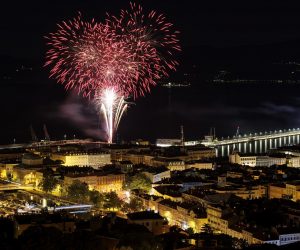 05.08.2022., Rijeka -  Povodom obiljezavanja 27. obljetnice vojno-redarstvene operacije Oluja, Dana pobjede i domovinske zahvalnosti i Dana hrvatskih branitelja na Molo Longu zapaljene su baklje nakon kojih je usljedio vatromet.  


 Photo: Nel Pavletic/PIXSELL