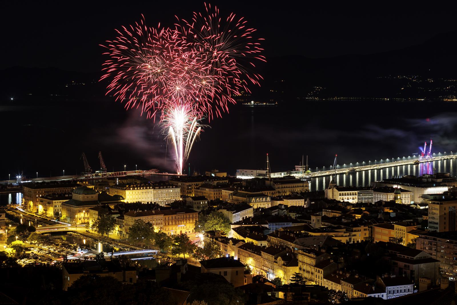 05.08.2022., Rijeka -  Povodom obiljezavanja 27. obljetnice vojno-redarstvene operacije Oluja, Dana pobjede i domovinske zahvalnosti i Dana hrvatskih branitelja na Molo Longu zapaljene su baklje nakon kojih je usljedio vatromet.  


 Photo: Nel Pavletic/PIXSELL