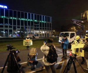 05.12.2022., Zagreb - Avenija Dubrovnik. Clanovi Greenpeace-a odrzali su performans projicirajuci poruke na zgradi Ine te pokazivajuci transparente na temu sancije busotine i uklanjanju konstrukcijske platforme (Ivana D) s morskog dna. Photo: Sanjin Strukic/PIXSELL