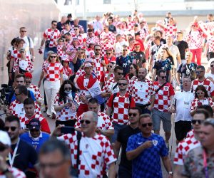 05.12.2022., Hotel Hilton Doha, Doha, Katar - Navijaci Hrvatske razvili su zastavu dugacku 200m na plazi ispred hotela Hilton Doha gdje je smjestena reprezentacija Hrvatske kako bi i dali podrsku pred utakmicu osmine finala SP u Qataru protiv Japana.  Photo: Goran Stanzl/PIXSELL