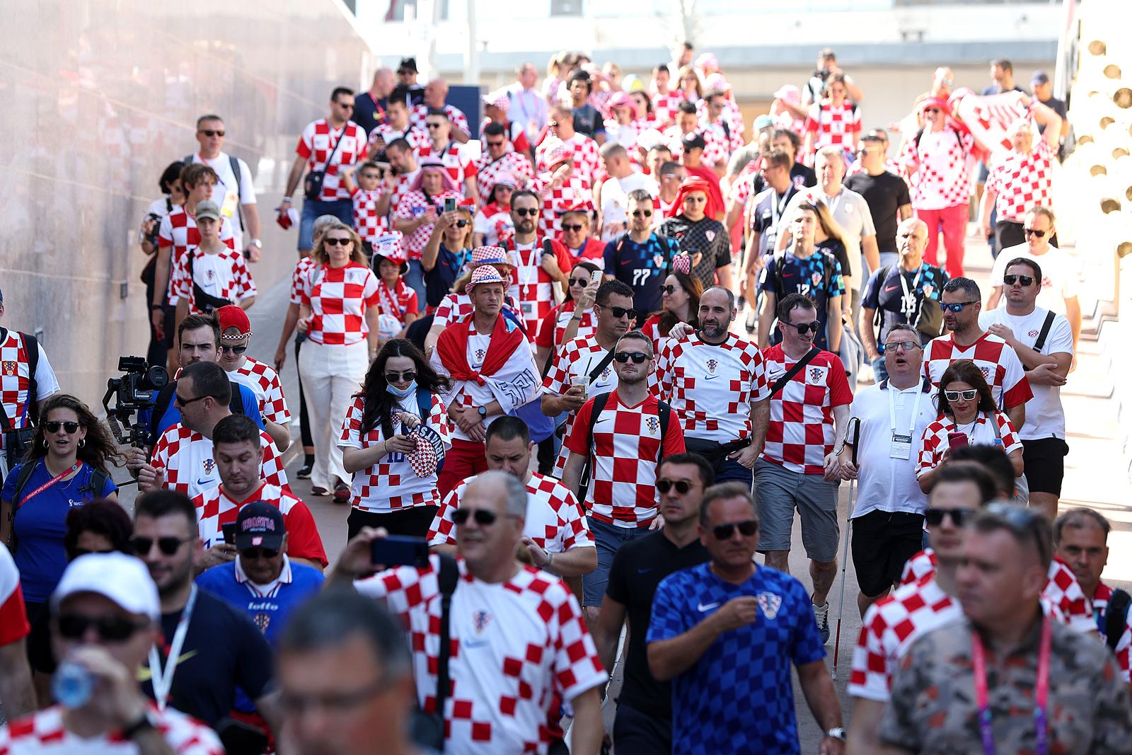 05.12.2022., Hotel Hilton Doha, Doha, Katar - Navijaci Hrvatske razvili su zastavu dugacku 200m na plazi ispred hotela Hilton Doha gdje je smjestena reprezentacija Hrvatske kako bi i dali podrsku pred utakmicu osmine finala SP u Qataru protiv Japana.  Photo: Goran Stanzl/PIXSELL