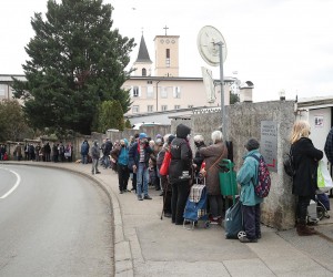 06.02.2021., Zagreb - U organizaciji Zena 365 clanovi Stranke rada i solidarnosti korisnicima pucke kuhinje Dom svetog Antuna dijelili su kuhano vino, caj i kolacice. Na dogadjanju je dosao i predsjednik Stranke rada i solidarnosti Milan Bandic koji je okupljenim medijima dao i kratku izjavu. rrPhoto: Goran Stanzl/PIXSELL
