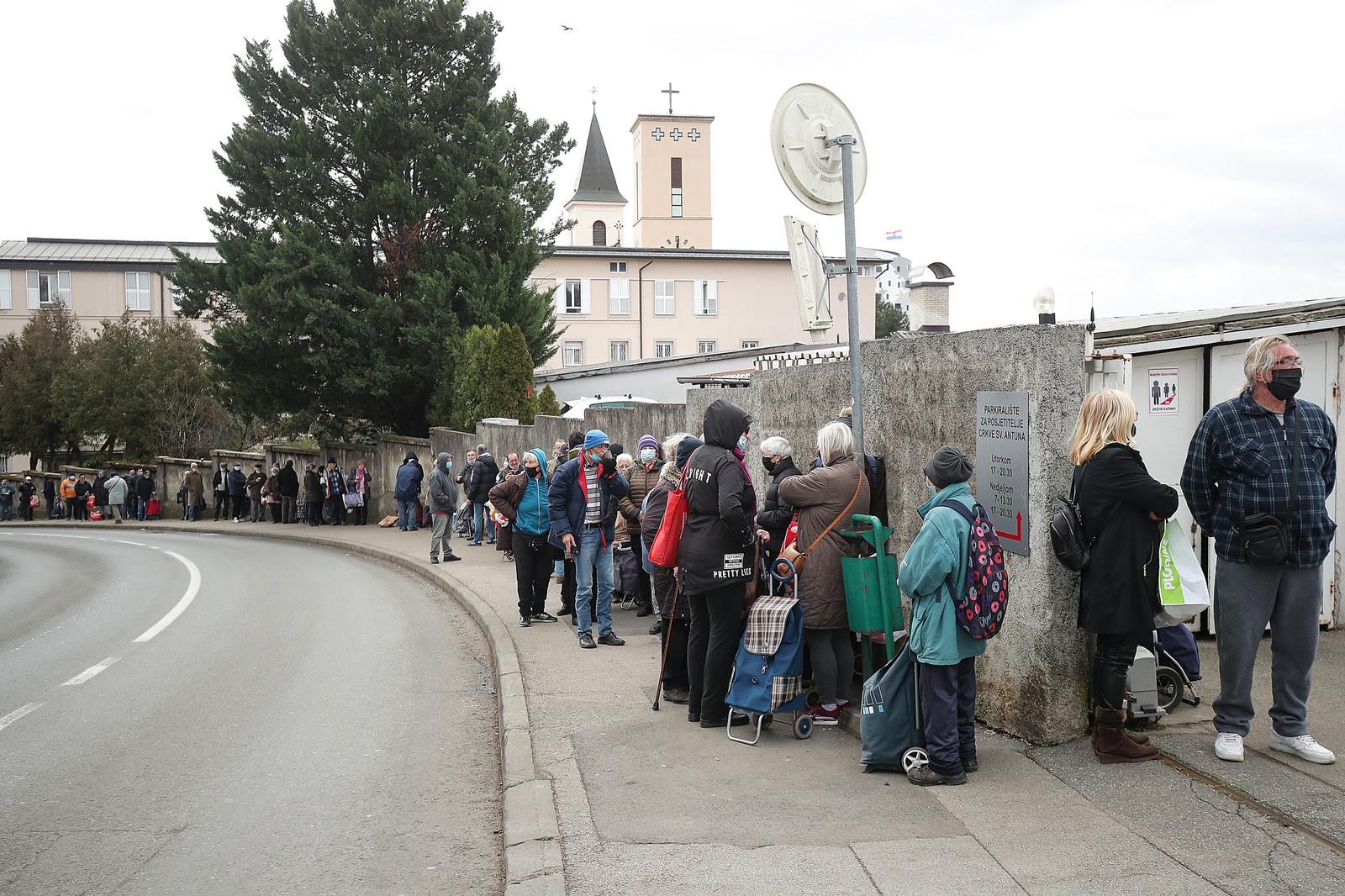 06.02.2021., Zagreb - U organizaciji Zena 365 clanovi Stranke rada i solidarnosti korisnicima pucke kuhinje Dom svetog Antuna dijelili su kuhano vino, caj i kolacice. Na dogadjanju je dosao i predsjednik Stranke rada i solidarnosti Milan Bandic koji je okupljenim medijima dao i kratku izjavu. rrPhoto: Goran Stanzl/PIXSELL