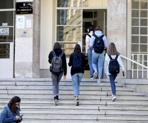 06.09.2021., Zagreb - Za oko 460 tisuca ucenika osnovnih i srednjih skola u Hrvatskoj danas je pocela nova skolska godina. Nastava ce se odrzavati u razredima, uz blaze epidemioloske mjere nego dosad i maske u situacijama kada se ne moze osigurati siguran razmak.rPhoto: Patrik Macek/PIXSELL