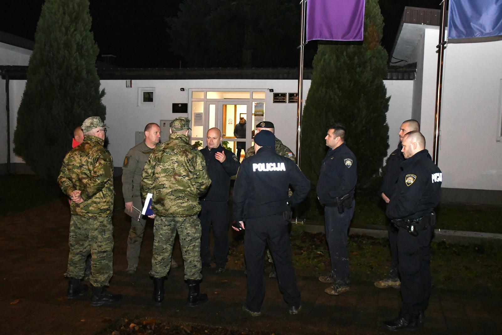06.12.2022., Vocin - Avion Hrvatskog ratnog zrakoplovstva MIG-21 tijekom planske obucne aktivnosti srusio se na nenaseljenom sumovitom podrucju u Viroviticko-podravskoj zupaniji. Piloti su se katapultirali iz avion te su nakon potrage pronadjeni. Oba pilota su u stabilnom stanju, izvan zivotne opasnosti te su prevezeni u bolnicu na lijecnicki pregled. Photo: Damir Spehar/PIXSELL