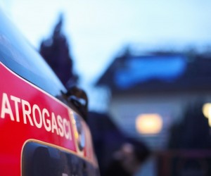 07.01.2021., Petrinja -  Posljedice potresa u Petrinji. Vatrogasci unatoc mraku popravljaju krovove kuca i saniraju dimljake. rPhoto: Luka Stanzl/PIXSELL