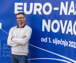 08.10.2022., Osijek - Dan Eura u odrzan na Trgu Slobode gdje su osjecani mogli saznati sve pojedinosti o promjeni kune u euro.  Toni Milun Photo: Davor Javorovic/PIXSELL