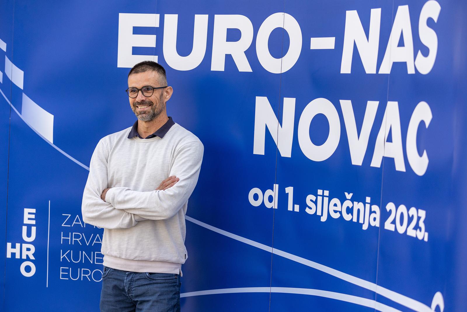 08.10.2022., Osijek - Dan Eura u odrzan na Trgu Slobode gdje su osjecani mogli saznati sve pojedinosti o promjeni kune u euro.  Toni Milun Photo: Davor Javorovic/PIXSELL
