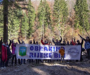 08.11.2020., Rijeka Ugar - MHE Ostrac, Travnik (BiH) -  Predstavnici grupe "Cuvari Rijeka" iz cijele BiH okupili su se na rijeci Ugar kod novoizgradjene mini hidrocentrale "Ostrac" da apeliraju na Vladu FBiH da sto prije krene u konkretne radnje zastite rijeka od izgradnje mini hidroelektrana. U BiH je planirana izgradnja preko 400 malih hidroelektrana (MHE) na vise od 250 vodenih tokova. Iz “Cuvara rijeka” su porucili da ovi projekti unistavaju zivi svijet oko rijeka i u rijekama, odnosno bioraznolikost rijeka kao jednog od najvrijednijih bogatstava BiH. Na samoj rijeci Ugar uskoro ce na potezu od svega 12 kilometara, ako se nesto hitno ne promijeni, biti izgradjeno cak 7 hidrocentrala, a jedna od njih je upravo i "Ostrac" koja je gradjena i u vremenu skorasnje zabrane izgradnje hidrocentrala na rijekama u Federaciji BiH. rPhoto: Dejan Rakita/PIXSELL