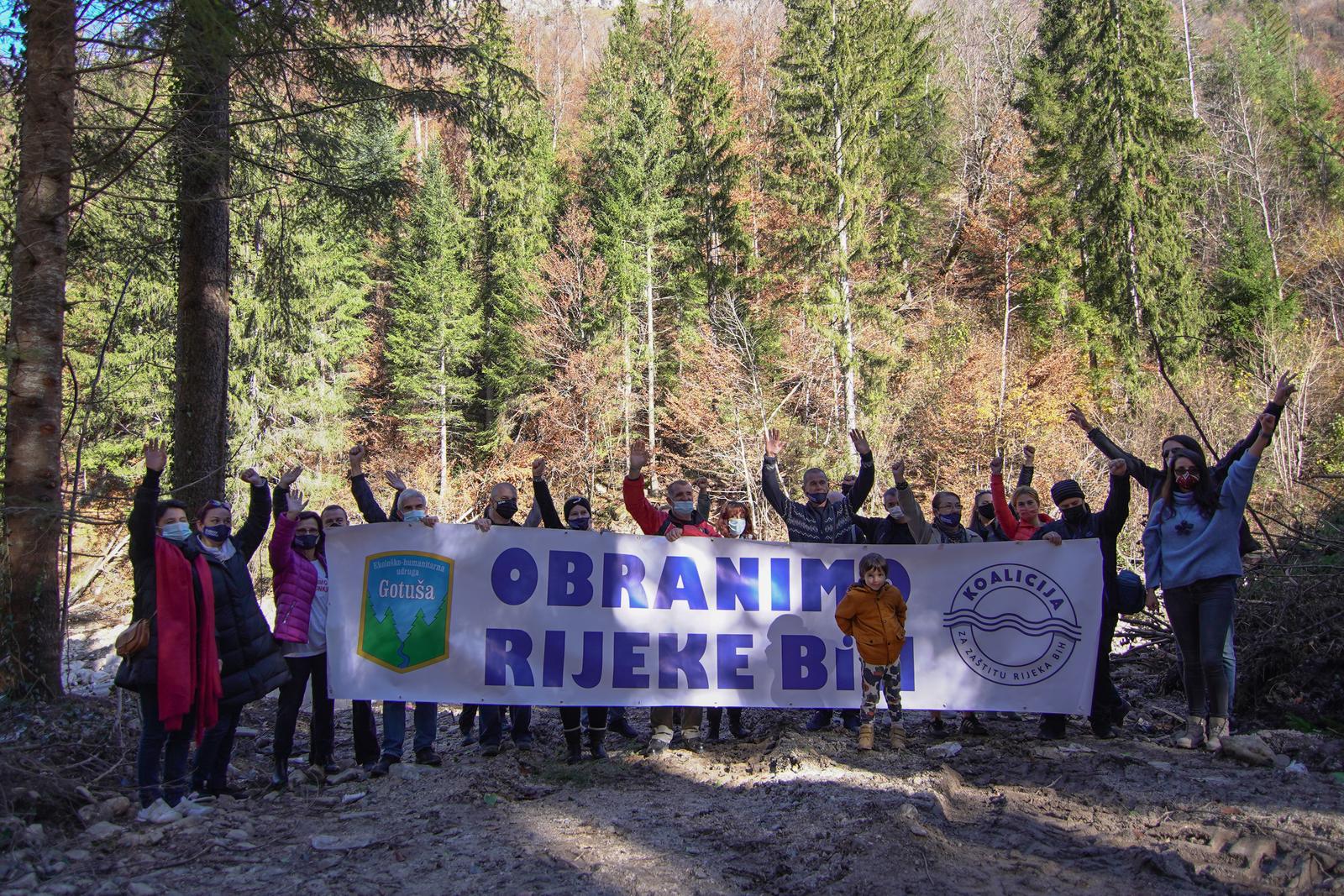 08.11.2020., Rijeka Ugar - MHE Ostrac, Travnik (BiH) -  Predstavnici grupe "Cuvari Rijeka" iz cijele BiH okupili su se na rijeci Ugar kod novoizgradjene mini hidrocentrale "Ostrac" da apeliraju na Vladu FBiH da sto prije krene u konkretne radnje zastite rijeka od izgradnje mini hidroelektrana. U BiH je planirana izgradnja preko 400 malih hidroelektrana (MHE) na vise od 250 vodenih tokova. Iz “Cuvara rijeka” su porucili da ovi projekti unistavaju zivi svijet oko rijeka i u rijekama, odnosno bioraznolikost rijeka kao jednog od najvrijednijih bogatstava BiH. Na samoj rijeci Ugar uskoro ce na potezu od svega 12 kilometara, ako se nesto hitno ne promijeni, biti izgradjeno cak 7 hidrocentrala, a jedna od njih je upravo i "Ostrac" koja je gradjena i u vremenu skorasnje zabrane izgradnje hidrocentrala na rijekama u Federaciji BiH. rPhoto: Dejan Rakita/PIXSELL