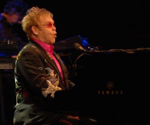 08.07.2009., Pula - Sir Elton John je nastupio u sklopu svoje turneje, otvorivsi time Histria festival, u Areni. Pet, sest tisuca ljudi pred ulazom u anticko zdanje je napravilo red kako bi svi usli i ovacijama pozdravili slavnog glazbenika. Photo: Dusko Marusic/Vecernji list