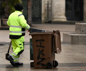09.12.2022., Zagreb - Djelatnici cistoce imaju nove kante za skupljanje smeca na Trgu bana Jelacia, donedavno su imali zelene kante za mjesani otpad a sad imaju smedje za biootpad.  Photo: Marko Lukunic/PIXSELL
