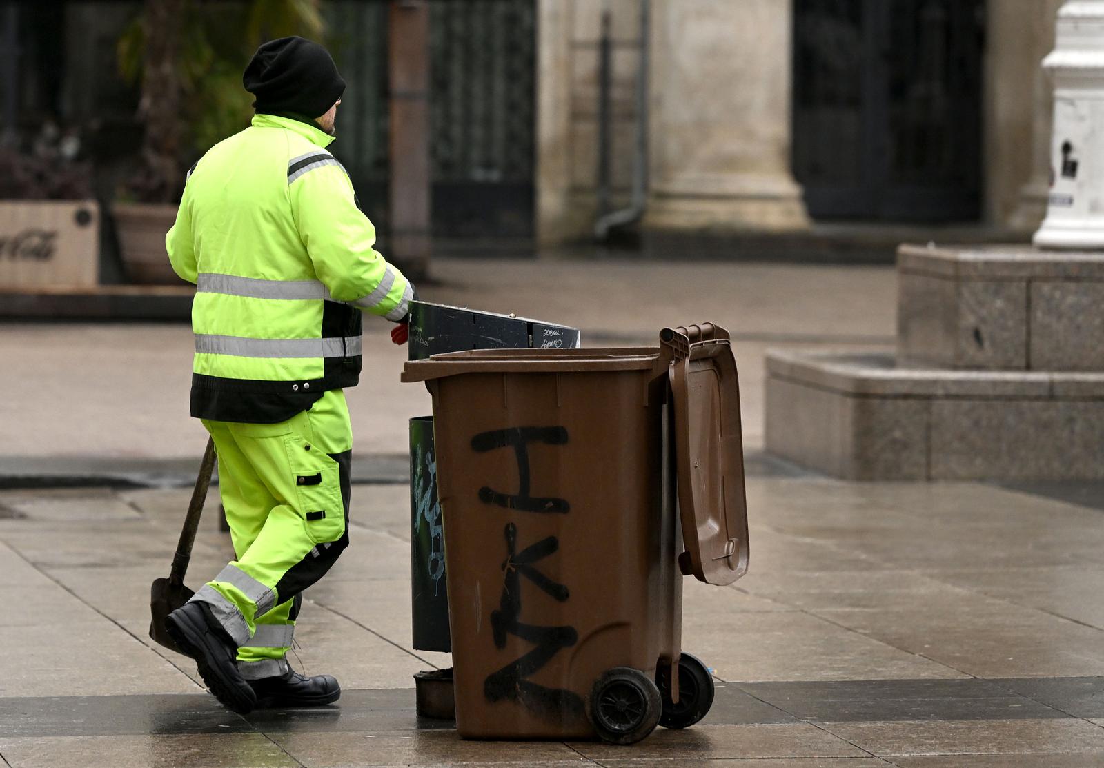 09.12.2022., Zagreb - Djelatnici cistoce imaju nove kante za skupljanje smeca na Trgu bana Jelacia, donedavno su imali zelene kante za mjesani otpad a sad imaju smedje za biootpad.  Photo: Marko Lukunic/PIXSELL