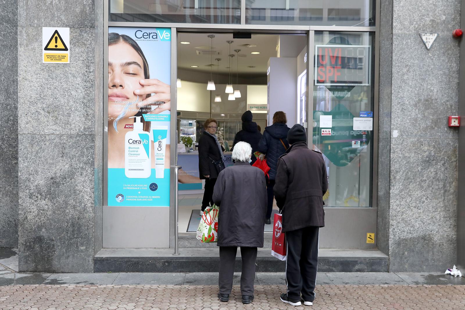 09.12.2022., Zagreb - Udruge pacijenata i proizvodjaci lijekova uputili su niz kritika na prijedlog izmjena pravilnika o stavljanju lijekova na listu HZZO-a, koji ce, tvrde, dovesti do nestasica lijekova i diskriminacije hrvatskih pacijenata u odnosu na druge zemlje EU. Novim pravilnikom se predlaze da lijek s novom djelatnom tvari, prije nego sto dobije odobrenje u Hrvatskoj, prethodno mora biti odobren na racun drzavnog osiguranja u najmanje deset drzava clanica Europske unije.   Photo: Patrik Macek/PIXSELL