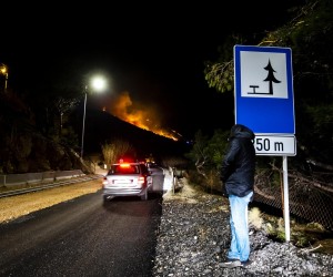 10.01.2022., Lokva Rogoznica - Velik pozar planuo je u Lokvi Rogoznici te se siri nosen jakom burom
 Photo: Miroslav Lelas/PIXSELL