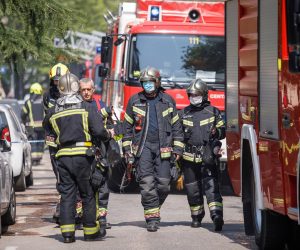 10.04.2020., Zagreb - Vatrogasci su ugasili pozar koji je planuo u zgradi nekadasnjeg poduzeca Banija koja se bavila proizvodnjom ortopedskih pomagala i cipela na uglu Valdecove i Bozidareviceve ulice koja je vec bila u fazi rusenja. rPhoto: Tomislav Miletic/PIXSELL