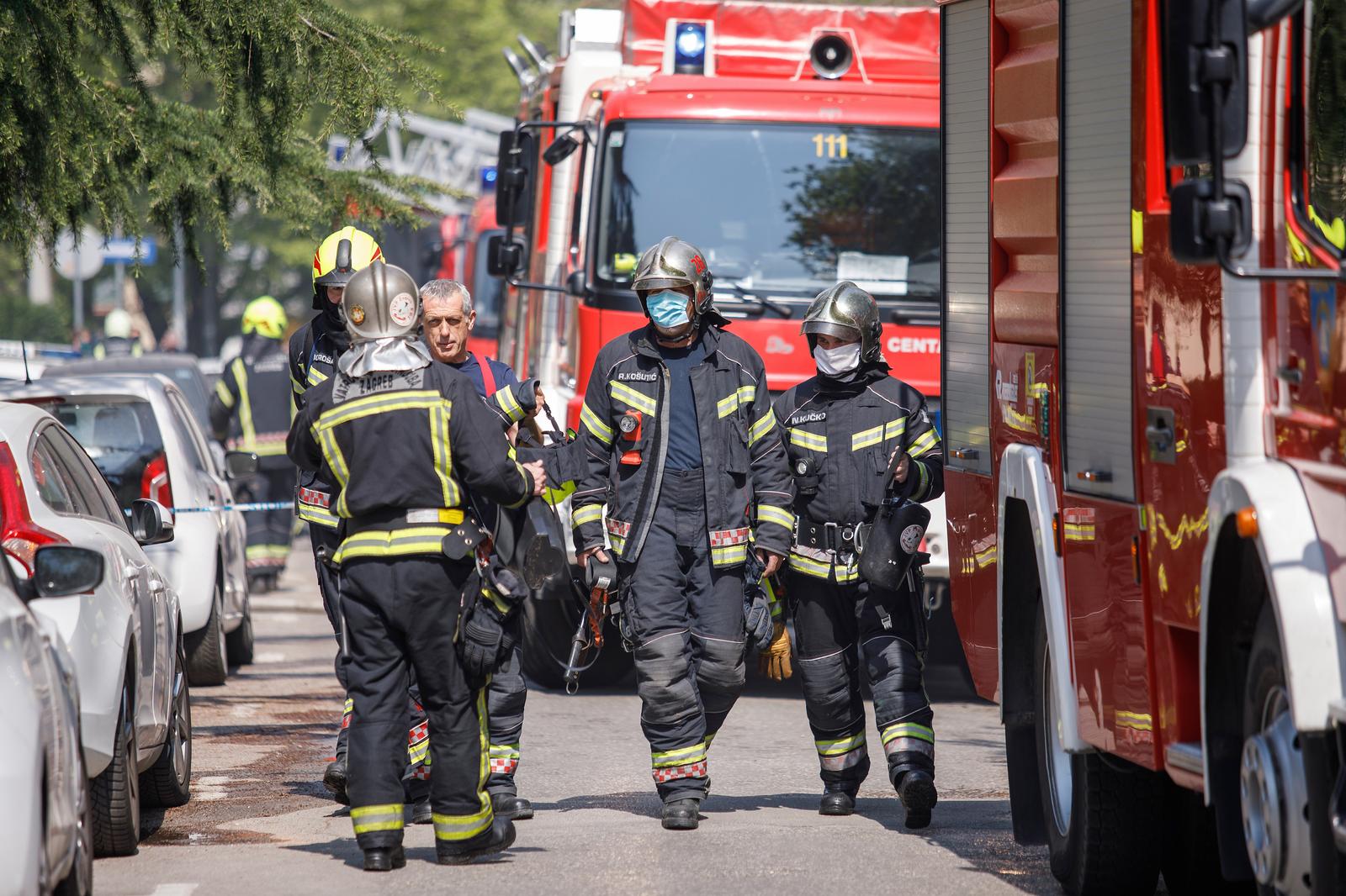 10.04.2020., Zagreb - Vatrogasci su ugasili pozar koji je planuo u zgradi nekadasnjeg poduzeca Banija koja se bavila proizvodnjom ortopedskih pomagala i cipela na uglu Valdecove i Bozidareviceve ulice koja je vec bila u fazi rusenja. rPhoto: Tomislav Miletic/PIXSELL