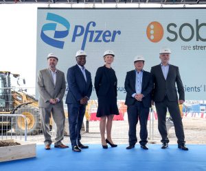10.06.2022., Savski Marof - Biofarmaceutska kompanija Pfizer i kompanija Sobi svecano je obiljezila pocetak radova na izgradnji novog biotehnoloskog pogona za proizvodnju inovativnih bioloskih lijekova za lijecenje rijetkih bolesti, koji ce se izvoziti na 50 trzista u svijetu. Domagoj Runac direktor tvornice, Andrew Moore generalni direktor Pfizer
CentreOne, Christine Wesstrom starija
potpredsjednica kompanije Sobi, Steven Stears potpredsjednik
biotehnoloske grupacije Pfizer, Natasa Mikus Zigman izaslanica
Predsjednika Vlade Republike Hrvatske,
drzavna tajnica u Ministarstvu
gospodarstva i odrzivog razvoja Republike
Hrvatske. Photo: Igor Kralj/PIXSELL