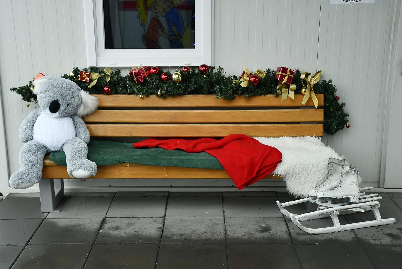 10.12.2022.,Petrinja - Hrvatski Crveni kriz u kontejnerskom naselju na Sajmistu organizirao je podjelu bozicnih darova za 1024 djece iz Petrinje. Podjela darova dio je programa psihosocijalne podrske koju Hrvatski Crveni kriz na potresom pogodjenom podrucju provodi vec dvije godine.
  Photo: Nikola Cutuk/PIXSELL
