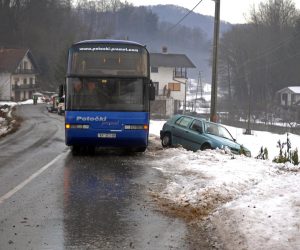 23.12.2010., Plemenscina, Durmanec - U roku od pola sata na istom mjestu dogodile su se 4 prometne nesrece zbog poledice na cesti. U nesreci je sudjelovao i skolski autobus koji je prevozio djecu u skolu iz smjera Pregrade prema Durmancu. Autobus se okrenuo na cesti za 180 stupnjeva. Poginulih nema i samo je jedna osoba lakse ozlijedjena. Photo: Matija Topolovec/PIXSELL