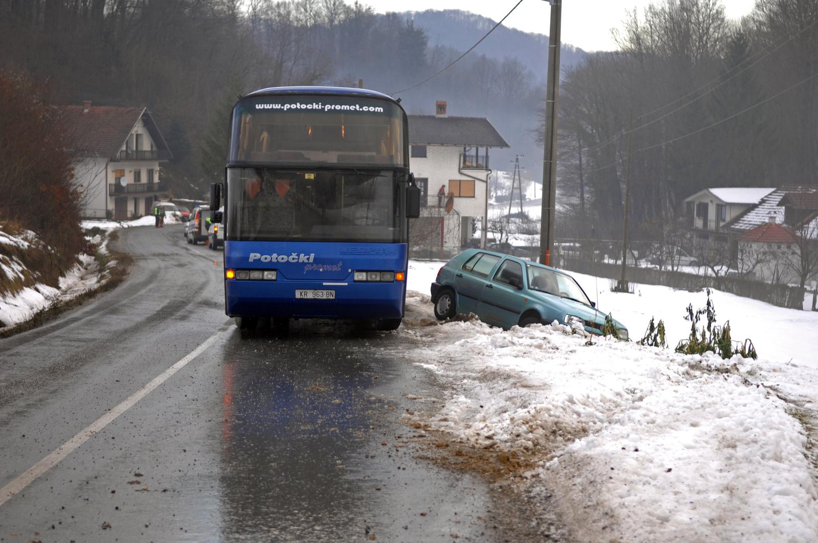 23.12.2010., Plemenscina, Durmanec - U roku od pola sata na istom mjestu dogodile su se 4 prometne nesrece zbog poledice na cesti. U nesreci je sudjelovao i skolski autobus koji je prevozio djecu u skolu iz smjera Pregrade prema Durmancu. Autobus se okrenuo na cesti za 180 stupnjeva. Poginulih nema i samo je jedna osoba lakse ozlijedjena. Photo: Matija Topolovec/PIXSELL