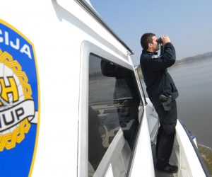 30.03.2011., Vukovar - Rijecna granicna policija bori se sa sve boljim i inovativnijim krijumicarima. Policijski sluzbenik Danijel Radic rPhoto: Goran Ferbezar/PIXSELL