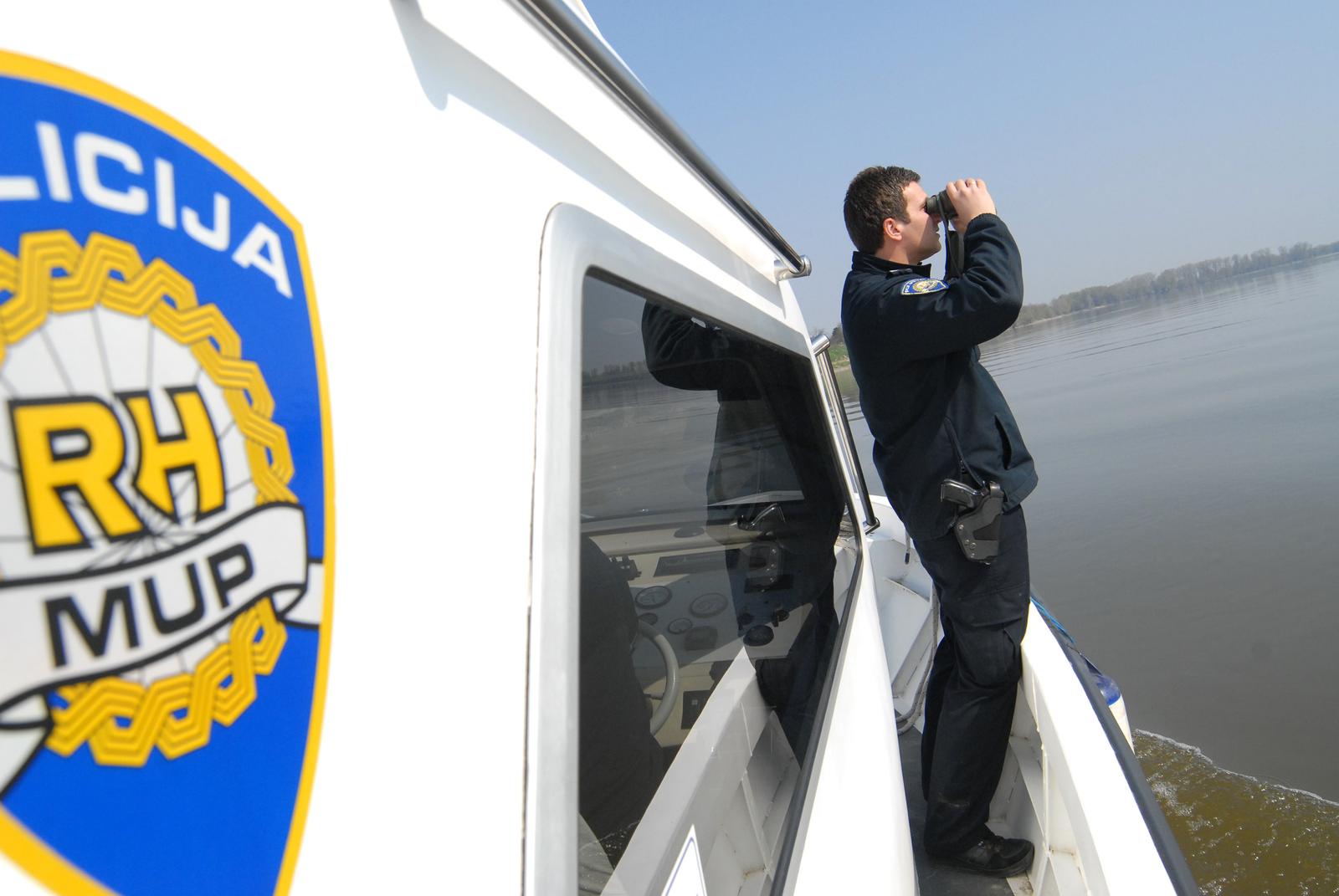 30.03.2011., Vukovar - Rijecna granicna policija bori se sa sve boljim i inovativnijim krijumicarima. Policijski sluzbenik Danijel Radic rPhoto: Goran Ferbezar/PIXSELL