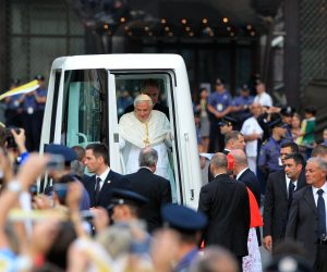 04.06.2011., Trg bana Jelacica, Zagreb - Papa Benedikt XVI s mladima na molitvenom bdijenju. Na cjelovecernjem klanjanju Papa se obratio mladima, molio s njima, ohrabrio ih u vjeri, dao im podrsku i zazvao na njih Bozju milost.rPhoto: Marko Lukunic/PIXSELL