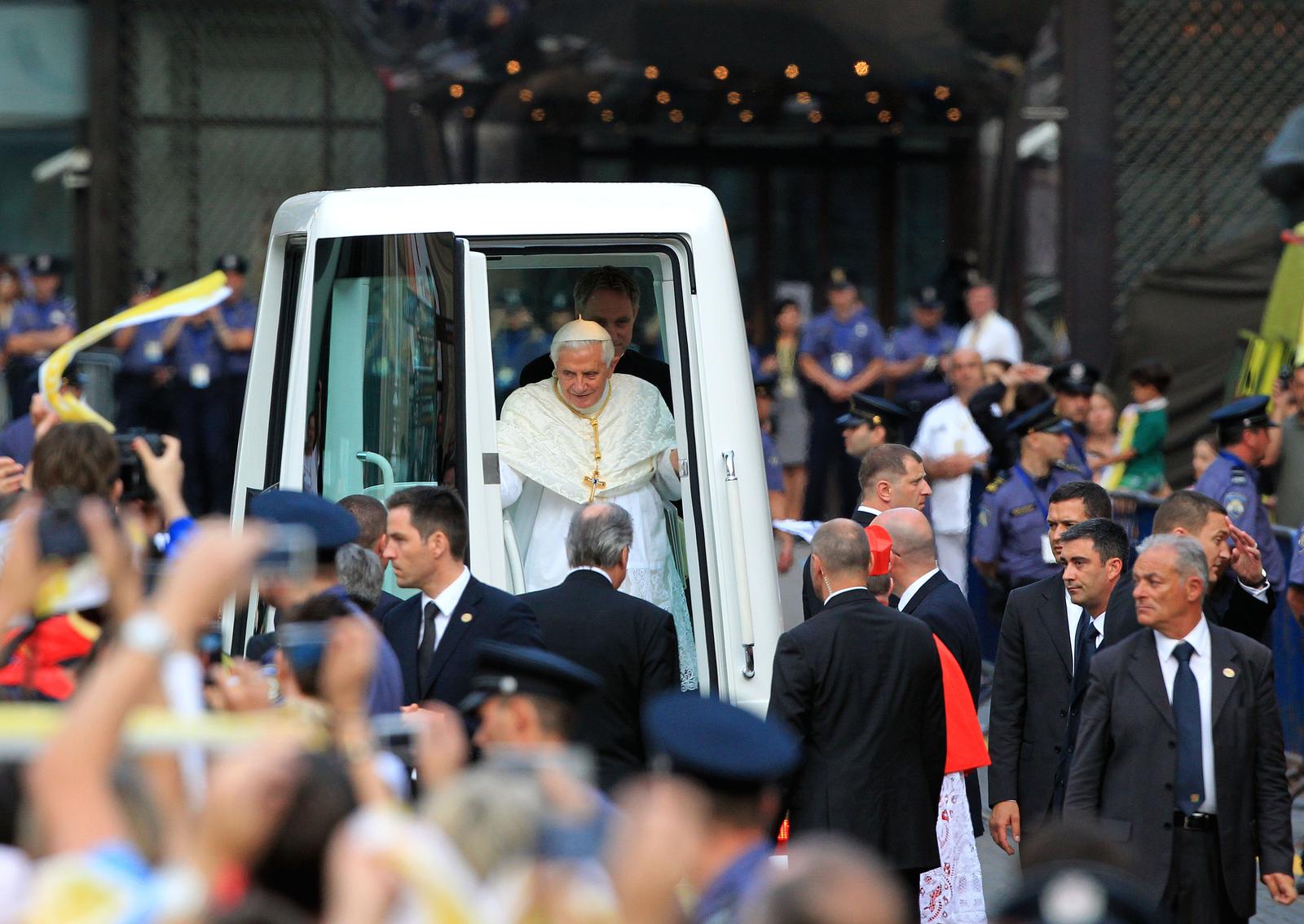 04.06.2011., Trg bana Jelacica, Zagreb - Papa Benedikt XVI s mladima na molitvenom bdijenju. Na cjelovecernjem klanjanju Papa se obratio mladima, molio s njima, ohrabrio ih u vjeri, dao im podrsku i zazvao na njih Bozju milost.rPhoto: Marko Lukunic/PIXSELL