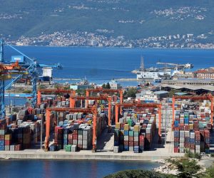 11.09.2022., Rijeka - Teretni brod za prijevoz kontejnera Maersk Havana prekrcava kontejnere na kontejnerskom ternimalu rijecke luke na Brajdici. 
  Photo: Goran Kovacic/PIXSELL