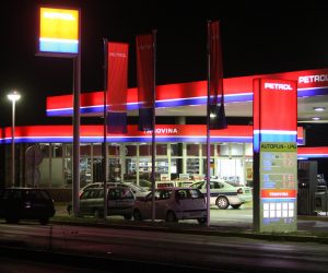 06.10.2011.,Kastela - U kratkom vremenskon razdoblju dva razbojstva na benzinskim postajama.U Kastel Stafilicu  opljackana je benzinska postaja Petrol ( 22:05) ,a u Trogiru je opljackana  postaja Benzin Peric  , na zaobilaznici u 22 i 10.Policija obavlja ocevid.rPhoto: Ivo Cagalj/PIXSELL
