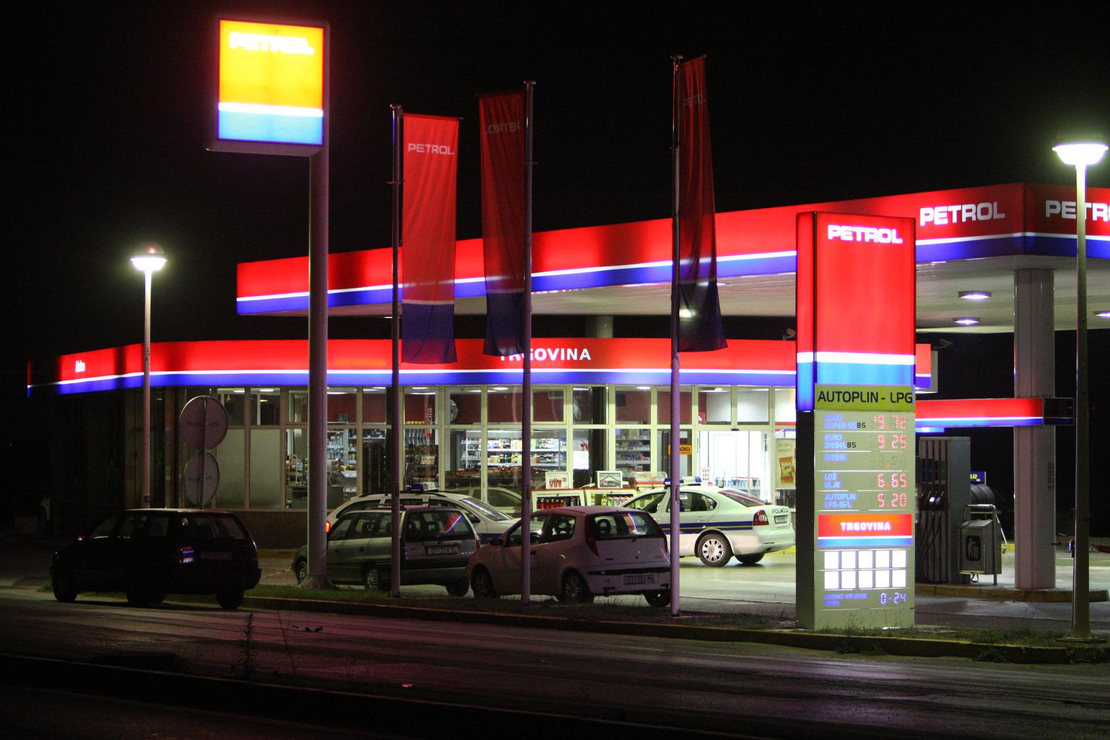 06.10.2011.,Kastela - U kratkom vremenskon razdoblju dva razbojstva na benzinskim postajama.U Kastel Stafilicu  opljackana je benzinska postaja Petrol ( 22:05) ,a u Trogiru je opljackana  postaja Benzin Peric  , na zaobilaznici u 22 i 10.Policija obavlja ocevid.rPhoto: Ivo Cagalj/PIXSELL