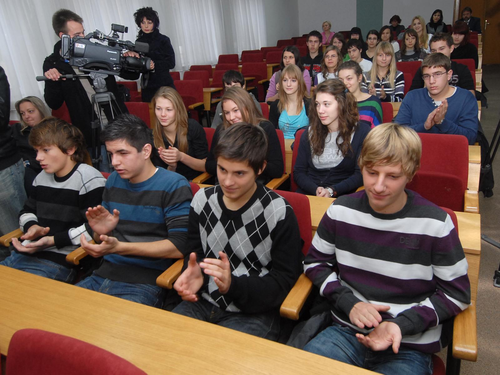 17.11.2011., Bjelovar - Zupanijski celnici ugostili su pobjednicki 2. b razred bjelovarske Gimnazije, koji su na podrucju Bjelovarsko bilogorske zupanije bili najbolji u kvizu o poznavanju Domovinskog rata " Znajuci proslost u sigurniju buducnost", cime su osvojili nagradno putovanje u Vukovar, u kojem ce se 18.11.2011. prikljuciti velikoj povorci. Ucenici 2. b razreda rijesili su kvizi sa 100 postotnom tocnoscu.rPhoto: Damir Spehar/PIXSELL