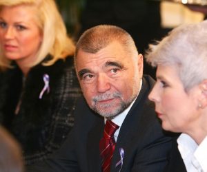 19.12.2005., Zagreb - Humanitarna akcija 'A bebe?' kojom se prikupljao novac za obnovu referentnog centra za dijebetes u trudnoci Petrove bolnice. Monoge javne osobe ukljucile su se u predblagdansko doba u dobrotvorni rad. Predsjednik RH Stjepan Mesic.  Photo: Zeljko Lukunic/PIXSELL