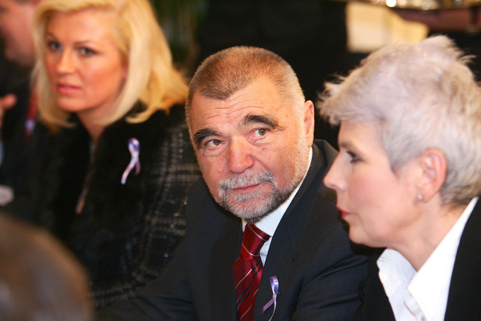 19.12.2005., Zagreb - Humanitarna akcija 'A bebe?' kojom se prikupljao novac za obnovu referentnog centra za dijebetes u trudnoci Petrove bolnice. Monoge javne osobe ukljucile su se u predblagdansko doba u dobrotvorni rad. Predsjednik RH Stjepan Mesic.  Photo: Zeljko Lukunic/PIXSELL