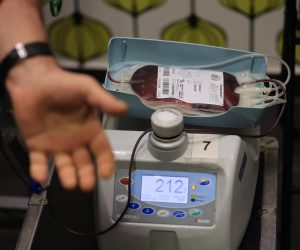 11.12.2021., Osijek - I ove godine zbog prevencije nestasice krvnih zaliha u Klinickom bolnickom centru Osijek u suradnji s trgovackim centrom Portanova i Klinickim zavodom za transfuzijsku medicinu, organiziraju se  adventske akcije dobrovoljnog davanja krvi svake subote do Bozica. Za akciju koja se odrzala 11. prosinca 2021. godine, NK Osijek svakome darivatelju poklanja ulaznicu za utakmicu 1. HNL između NK Osijeka i NK Sibenika.   Photo: Davor Javorovic/PIXSELL