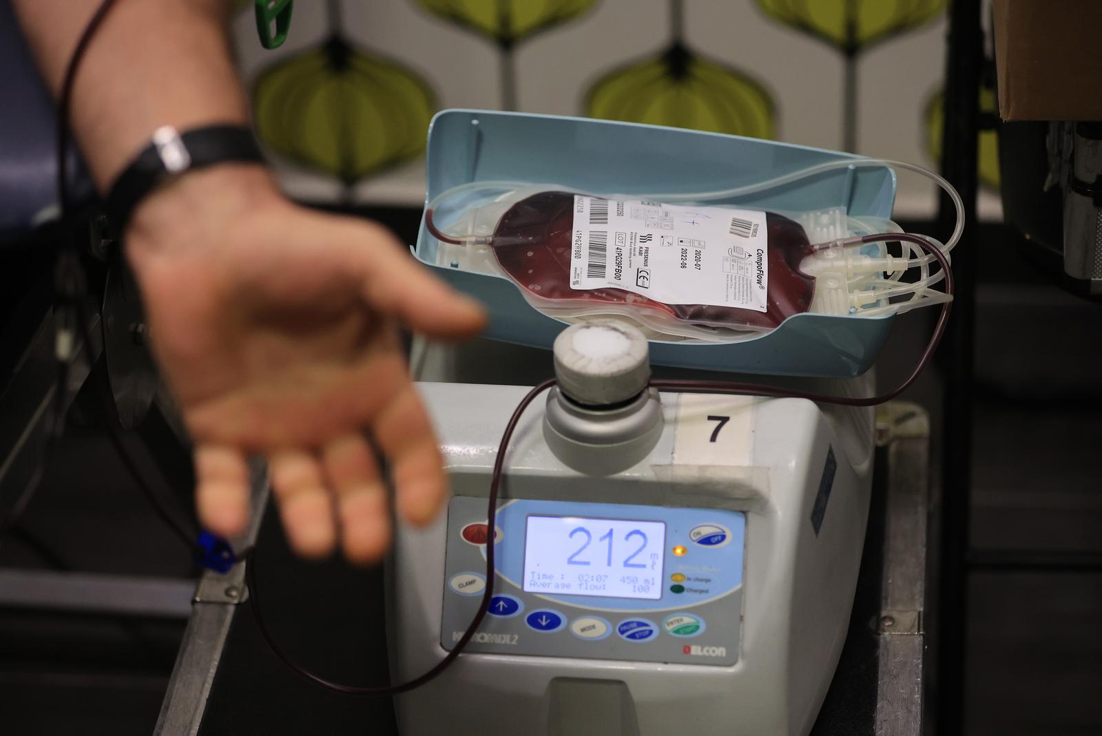 11.12.2021., Osijek - I ove godine zbog prevencije nestasice krvnih zaliha u Klinickom bolnickom centru Osijek u suradnji s trgovackim centrom Portanova i Klinickim zavodom za transfuzijsku medicinu, organiziraju se  adventske akcije dobrovoljnog davanja krvi svake subote do Bozica. Za akciju koja se odrzala 11. prosinca 2021. godine, NK Osijek svakome darivatelju poklanja ulaznicu za utakmicu 1. HNL između NK Osijeka i NK Sibenika.   Photo: Davor Javorovic/PIXSELL