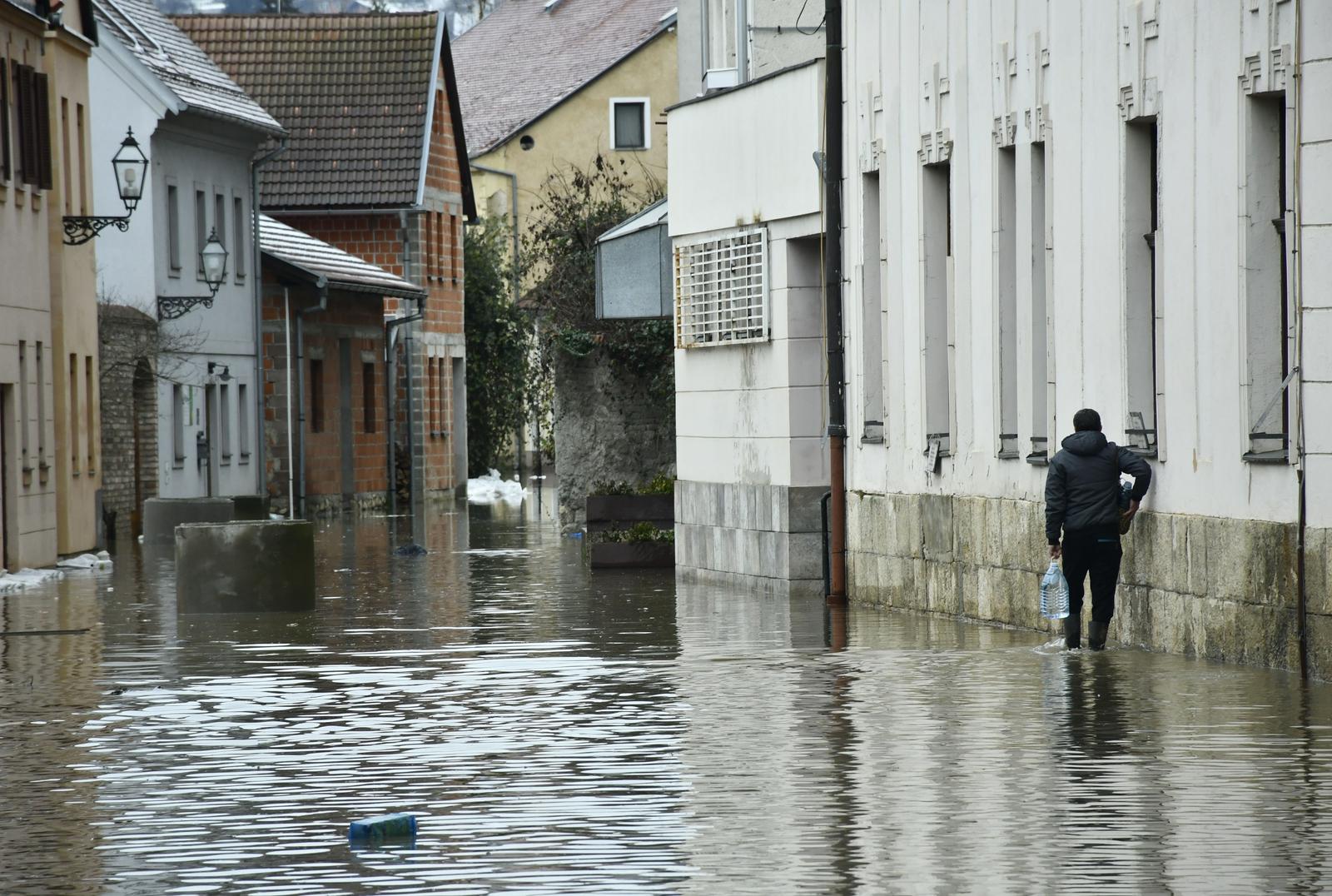 11.12.2022.,Hrvatska Kostajnica - U Hrvatskoj Kostajnici izlila se rijeka Una i poplavila dio grada  Photo: Nikola Cutuk/PIXSELL