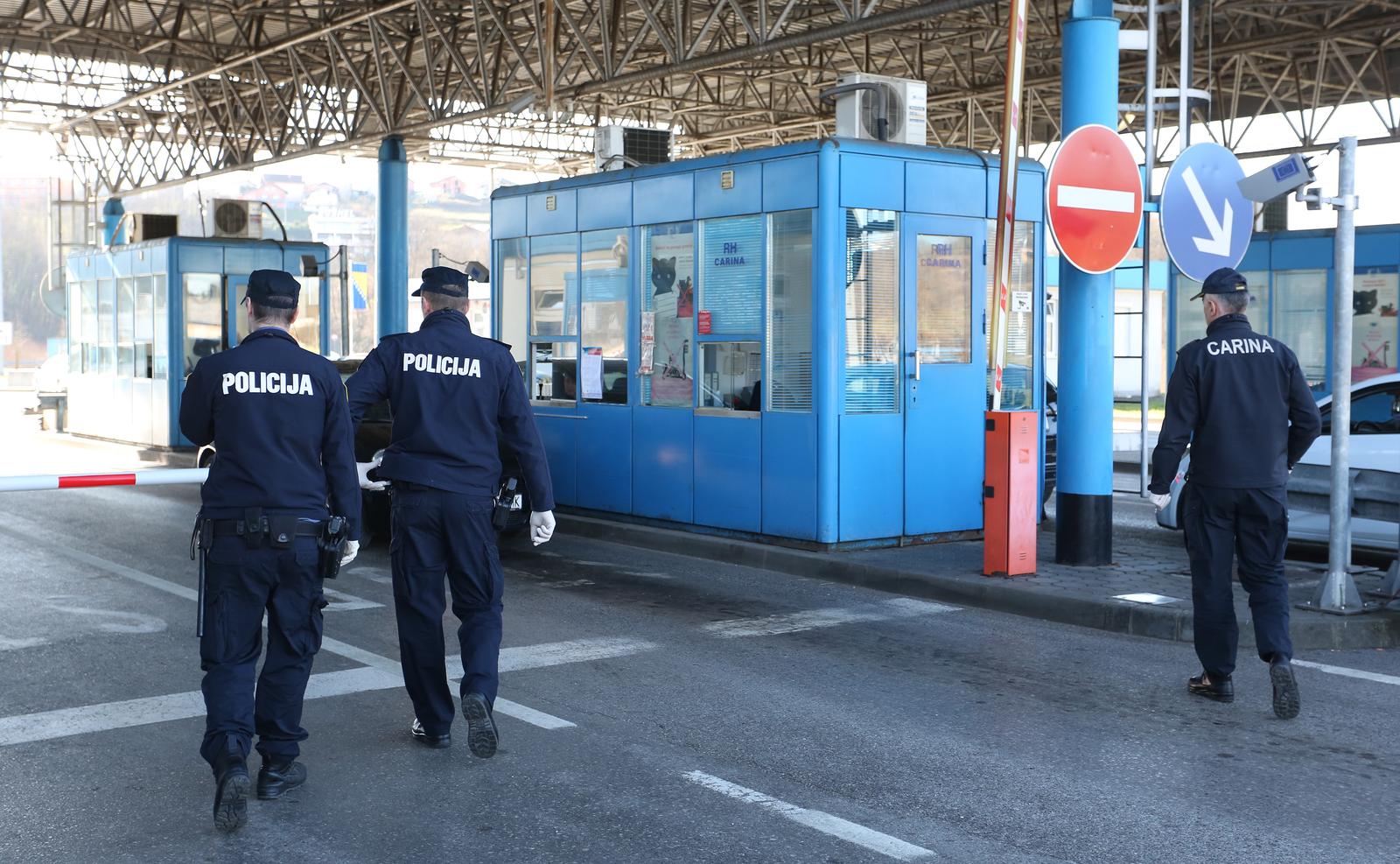 12.03.2020., Maljevac - Reportaza o kokonavirusu s granicnog prijelaza Maljevac. Policija i Carina na granici izmedju Hrvatske i BIH kontroliraju  putnike. rPhoto: Kristina Stedul Fabac/PIXSELL