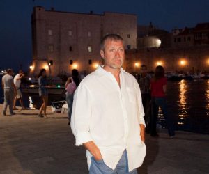 07.09.2012., Dubrovnik - Ruski oligarh i predsjednik engleskog nogometnog kluba Chelsea Roman Abramovic s djevojkom Dashom Zhukovom prosetao je Stradunom. U poslijepodnevnim satima stigli su jahtom dugom 130 metara. rPhoto: Grgo Jelavic/PIXSELL