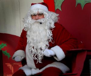 14.12.2012., Slavonski Brod - Velikim crvenim kamionom, koji vec danima krstari Hrvatskom Djed Mraz je danas stigao u grad.  Darovima i veselim igrokazom razveselio je brodske malisane. Vec tradicionalno u predblagdansko vrijeme "Veliki kamion Djeda Mraza" putuje hrvatskim gradovima u organizaciji Auto Hrvatske i Allianza.rPhoto: Ivica Galovic/PIXSELL