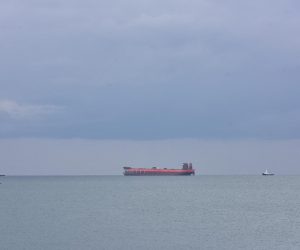 12.12.2019., Pula - Nakon sto je sporazum izmedju "3. maja" i Uljanik brodogradilista potpisan, tanker "Santiago" je danas, 12. prosinca 2019. uz pomoc remorkera, isplovio put Rijeke. Uljanik ce na tankeru i dalje imati zalog pomorskog privilegija kao osiguranje da ce "3. maj" dug platiti do svibnja 2020.rPhoto: Dusko Marusic /PIXSELL