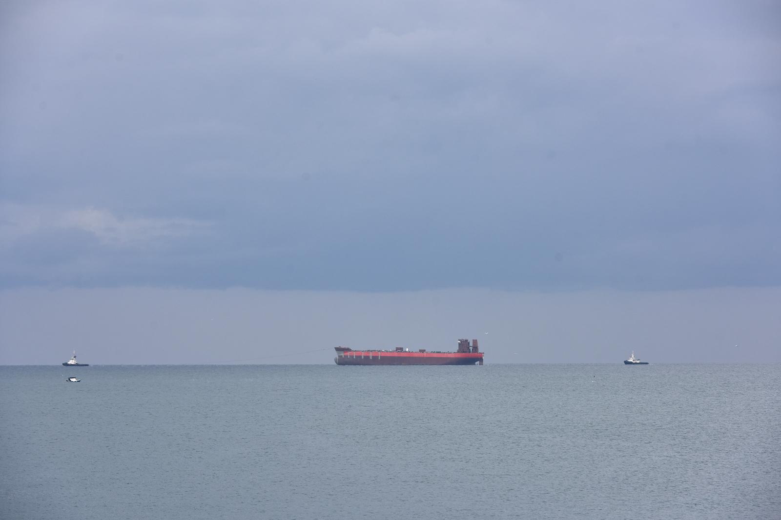 12.12.2019., Pula - Nakon sto je sporazum izmedju "3. maja" i Uljanik brodogradilista potpisan, tanker "Santiago" je danas, 12. prosinca 2019. uz pomoc remorkera, isplovio put Rijeke. Uljanik ce na tankeru i dalje imati zalog pomorskog privilegija kao osiguranje da ce "3. maj" dug platiti do svibnja 2020.rPhoto: Dusko Marusic /PIXSELL