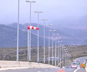 13.04.2021., Zadar - Na autocesti A1 vladaju zimsku uvjeti, te je promet otezan zbog snijega i vjetra. Photo: Dino Stanin/PIXSELL